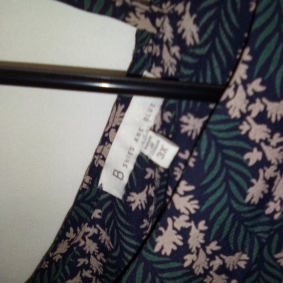 Skies are blue 3X Floral Blouse - Picture 4 of 7